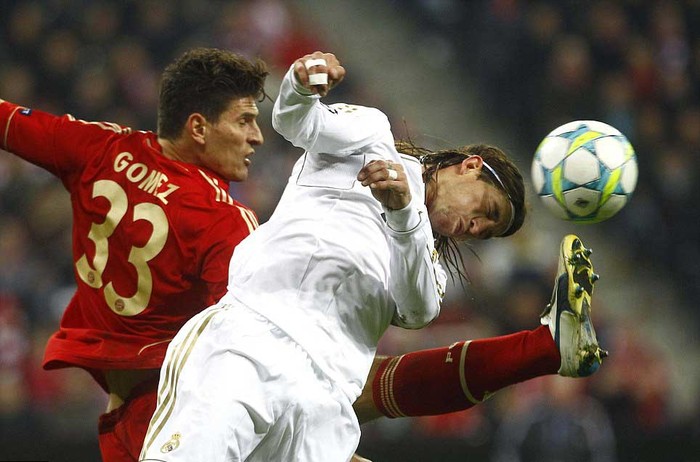 Mario Gomez (trái) của Bayern Munich tranh bóng với Sergio Ramos của Real Madrid trong trận bán kết lượt đi Champions League tại Allianz Arena.