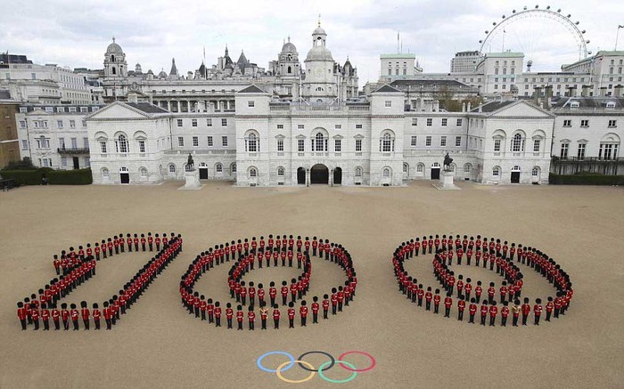 Bức ảnh chụp Trung đoàn Cận vệ kỵ binh Hoàng gia Anh xếp hàng để kỷ niệm 100 ngày trước thềm Olympic 2012 khai mạc tại London, Anh.