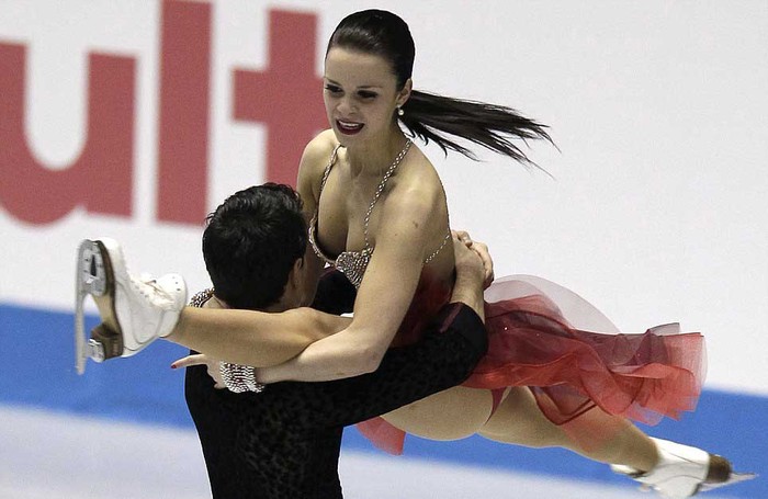 Anna Cappellini và Luca Lanotte của đội Italia biểu diễn bài nhảy trượt băng nghệ thuật tại Giải vô địch đồng đội trượt băng thế giới tổ chức tại Tokyo, Nhật Bản.
