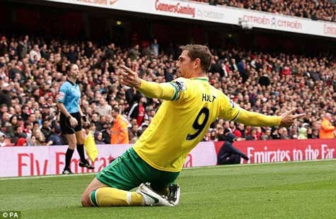 Norwich chơi kiên cường trong 90 phút và khiến chiếc vé Champions League của Arsenal bị đặt trên ranh giới mất-còn (Ảnh: Getty)