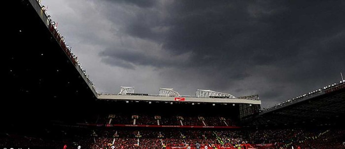 Bầu trời Old Trafford u ám báo hiệu một cái kết mùa giải không sáng sủa gì cho MU.