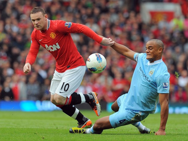 Man City và M.U là những CLB có nhiều đại diện nhất trong đội hình tiêu biểu của mùa giải. Trong ảnh là Rooney, một trong những chân sút hay nhất và Kompany, hòn đá tảng kiêm thủ lĩnh của Man xanh.