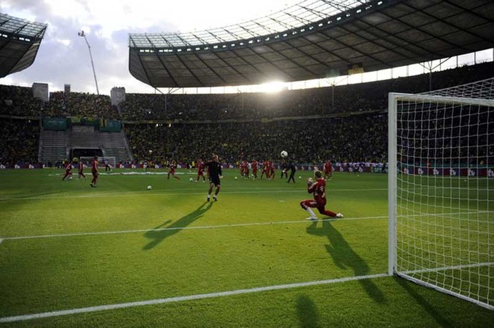 Bayern Munich có một lợi thế cực lớn trong trận chung kết lịch sử này, đó là sân nhà Allianz Arena. Họ gần như bất khả chiến bại trên sân nhà ở mùa giải này mà điển hình là Mario Gomez, người có tỷ lệ 1.83 bàn thắng/trận ở Champions League tại đây.