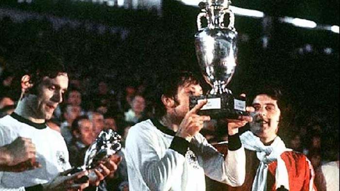 Panenka hôn chiếc cúp Henri Delaunay sau thắng lợi 5-3 trong loạt đấu súng, mang về cho Tiệp Khắc danh hiệu vô địch châu Âu duy nhất trong lịch sử.