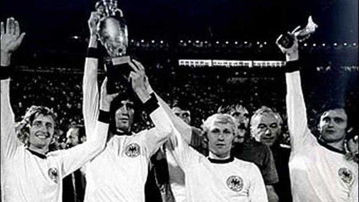 Các tuyển thủ Tiệp Khắc diễu hành sau chiến thắng lịch sử. Đây là thành tích lớn nhất của Tiệp Khắc tại các giải đấu lớn sau 2 lần về nhì ở World Cup 1938 và 1962.