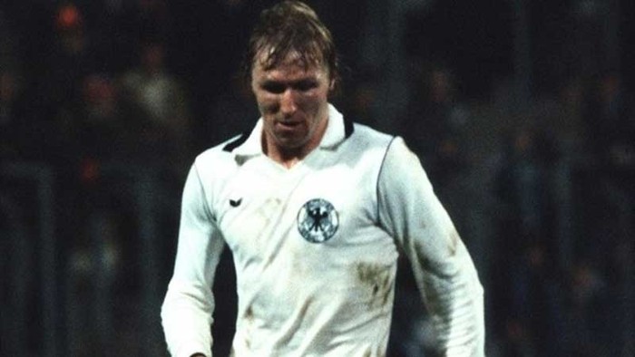 Horst Hrubesch ghi một cú đúp trong trận chung kết của Tây Đức trước Bỉ, trong đó có bàn ấn định tỷ số 2-1 ở phút 88.
