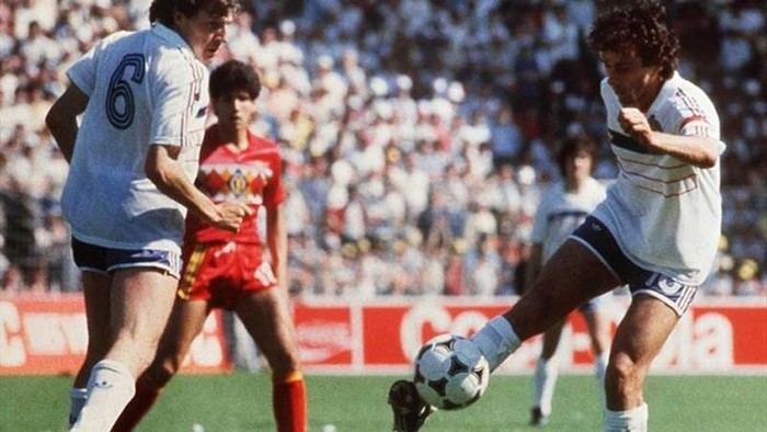 Michel Platini (phải) cầm đầu “Hình vuông huyền ảo” đưa Pháp vượt qua bảng A với số điểm tuyệt đối (6 điểm). Ông ghi bàn duy nhất trong trận thắng Đan Mạch và lập 2 hat-trick trước đương kim Á quân Bỉ và Nam Tư.