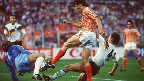 Hà Lan đánh bại Tây Đức lần đầu tiên sau 32 năm để tiến vào chung kết chạm trán Liên Xô của Valeri Lobanovsky