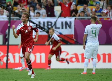 Đan Mạch có bàn rút ngắn trước giờ giải lao