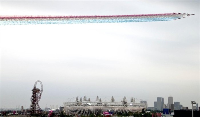 Đội bay Mũi Tên Đỏ bay qua bầu trời sân Olympic trước lễ khai mạc.