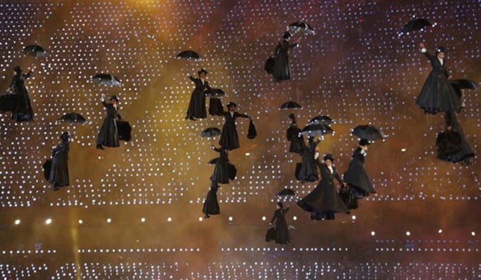 Các diễn viên đóng vai Mary Poppins từ từ tiếp đất.