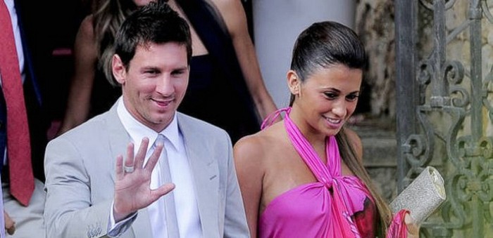 Tin vui đã đến với Lionel Messi. Cô bạn gái của anh, cô Antonella Roccuzzo đã hạ sinh một cậu con trai kháu khỉnh có tên là Thiago vào ngày hôm qua. Messi đã phải bỏ tập để được ở bên chăm sóc hai mẹ con.