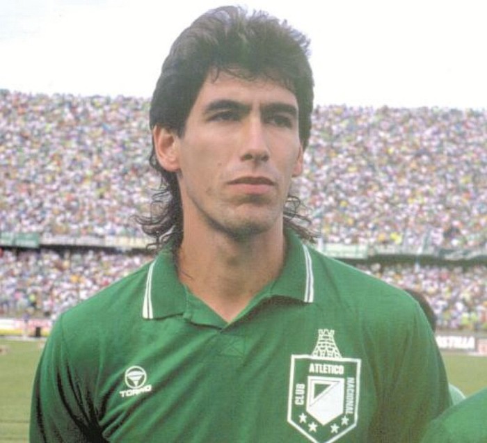 2) Vì thua cược: Andres Escobar bị bắn chết vào năm 1994 chỉ vài tháng sau khi khiến đội nhà bị loại ở World Cup vì đá phản lưới nhà trong trận gặp Mỹ. Cảnh sát điều tra đã cho biết một trong những giả thuyết của vụ sát hại là vì có những kẻ đã đặt quá nhiều tiền vào cửa Colombia thắng Mỹ nên tìm cách trả thù. Tất nhiên, đó không phải là vụ duy nhất từng xảy ra. Có thể khẳng định chắc chắn là không có nước nào trong khu vực Đông Nam Á mà vấn đề cá cược bóng đá lại trầm trọng như ở Việt Nam, cho nên đừng ngạc nhiên nếu có những “Cổ động viên” chửi đội nhà chỉ vì lỡ đặt cả đống tiền cá cược.