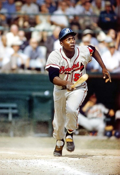 70. Hank Aaron: Câu chuyện nổi tiếng của một cậu bé nhà nghèo. Sinh ra ở bang Alabama, Aaron phải làm việc ngoài đồng từ khi mới 9 tuổi. Ít ai ngờ rằng những ngày tháng phải đi nhặt sợi bông ngoài đồng đã giúp Aaron sở hữu một đôi tay cực khỏe. Đôi tay ấy giúp Aaron trở thành một trong những cầu thủ bóng chày vĩ đại nhất trong lịch sử, phá vỡ kỷ lục home-run của huyền thoại Babe Ruth. Năm 1957, Aaron đoạt danh hiệu MVP (Most Valuable Player) của World Series, trở thành cầu thủ da màu đầu tiên làm được điều này và mở đầu cho trào lưu xuất hiện những VĐV thể thao da màu trong các môn thể thao chuyên nghiệp tại Mỹ.