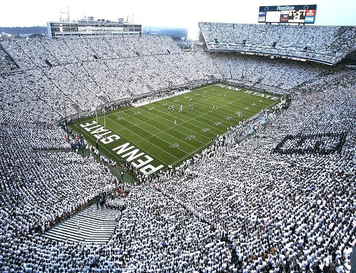 68. Penn State: Trận bóng bầu dục diễn ra tại sân vận động Notre Dame của trường Đại học Pennsylvania giữa Miami Hurricanes và Oklahoma Sooners của giải NCAA ngày 8/9/2007 lập kỷ lục số khán giả đông nhất trong lịch sử NCAA với 108.207 khán giả theo dõi.