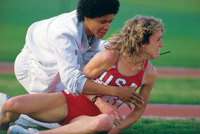 67. Mary Decker: Olympic 1984 tại Los Angeles và Mary Decker là ứng viên hạng nặng cho huy chương Vàng ở nội dung chạy 3000m nữ. VĐV người Nam Phi Zola Budd dẫn trước Decker, tuy nhiên Decker quyết gây sức ép và đã gần bám kịp Budd trong khoảng không gian khá hẹp. Vào lúc này, Decker dẫm lên chân Budd và kết quả là cô ngã xuống đường chạy và không hoàn thành được nội dung. Decker rơi nước mắt rời khỏi đường chạy và Zola Budd nhận được rất nhiều lời dọa giết vì Decker là niềm hy vọng vàng của điền kinh Hoa Kỳ.