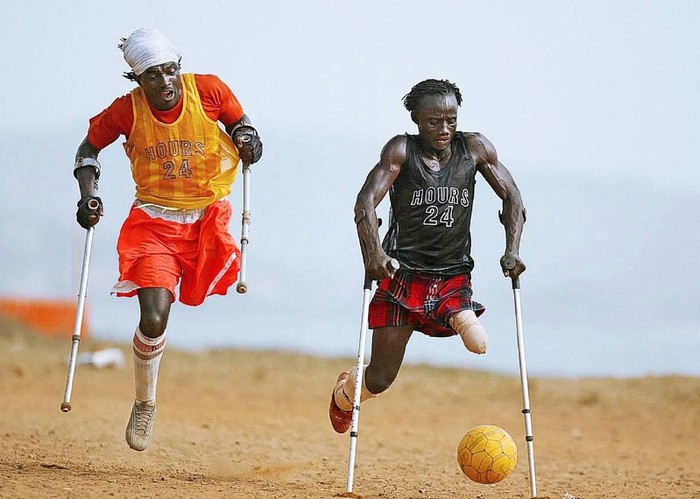 66. Sierra Leone: Bức ảnh chụp Maxwell Fornah và Victor Musa đá bóng bằng cặp nạng vào một ngày tháng 4/2006. Sierra Leone trải qua một cuộc nội chiến triền miên trước khi nó chấm dứt vào năm 2002, và phải mất 4 năm sau để cuộc tổng tuyển cử tự do đầu tiên được diễn ra và hòa bình chính thức được xác lập.