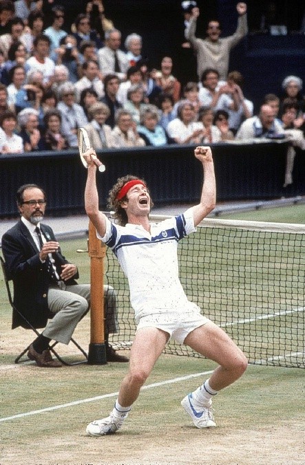 65. John McEnroe: Wimbledon 1981 là một giải đấu kỳ lạ của huyền thoại người Mỹ. Ông bị phạt 1.500 USD và suýt bị loại khỏi giải vì chửi thề trọng tài, đồng thời phát ngôn ra câu nói nổi tiếng “Ông nghiêm túc đấy chứ” mỗi lần trọng tài đưa ra quyết định theo hướng có lợi cho đối thủ. Tuy nhiên McEnroe vẫn lọt tới trận chung kết để đụng độ kình địch Bjorn Borg đến từ Thụy Điển và thắng 3-1 để chấm dứt chuỗi 41 trận thắng liên tiếp của Borg tại Wimbledon.