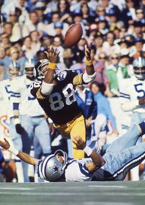 64. Lynn Swann: Super Bowl X, Dallas Cowboys đối đầu Pittsburgh Steelers để tranh chức vô địch NFL. Steelers bị dẫn trước 10-7 ở hiệp đấu thứ 4, nhưng họ đã ghi liền 14 điểm mà không để Cowboys đáp trả một lần nào. Trong số đó có một cú touchdown từ khoảng cách rất dài 58m đến từ Lynn Swann, người bắt bóng trong tư thế bị một cầu thủ đối phương truy cản, nhưng anh đã húc qua cầu thủ này trước khi bắt bóng tại vạch đích. Lynn Swann giành danh hiệu MVP của giải và Steelers đánh bại Cowboys 21-17.