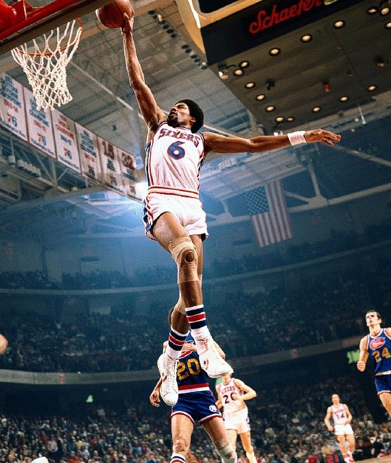 62. Julius Erving: Người ghi điểm nhiều thứ 5 trong lịch sử NBA, “Dr. J” là bệ phóng cho phong cách chơi đề cao những cú dunk trong bóng rổ hiện đại. Erving gây dựng tên tuổi của mình với những cú dunk rất mạnh và quyết liệt cùng những động tác thành công một cách khó tin, trong đó có cú Baseline Lay-up nổi tiếng trong trận chung kết NBA 1980. Erving trở thành người đầu tiên giành chiến thắng tại một Slam Dunk Contest và biến cuộc thi này trở nên nổi tiếng mà sau này trở thành bệ phóng cho “Air Jordan”, tên một thương hiệu giày gắn liền với Michael Jordan.