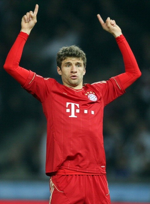 26. Thomas Muller: Từ một tài năng rất “thô”, Mueller trở thành một cầu thủ rất điêu luyện về kỹ thuật trong mùa giải 2011/12 và là một chuyên gia phân phối bóng cho Bayern với 13 kiến tạo (ngang bằng mùa 2010/11) cùng 7 bàn thắng. Anh cùng Bayern vào chung kết Champions League và cùng ĐT Đức vào bán kết EURO 2012.