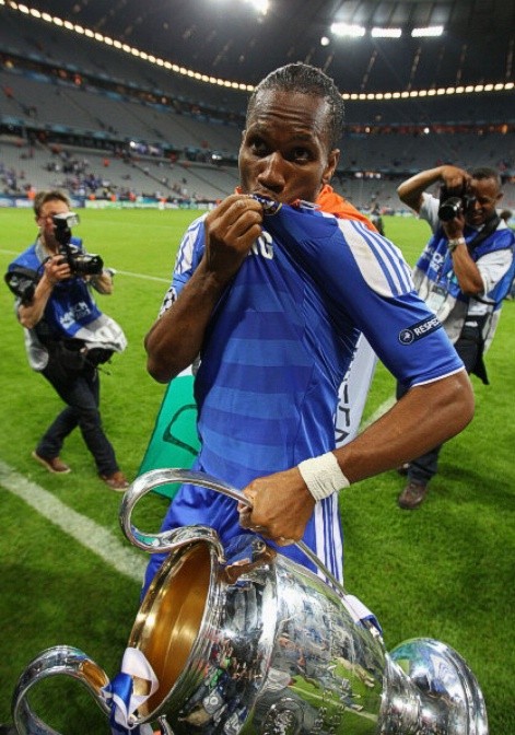 Đề cử danh dự - Didier Drogba: Drogba lặn mất tăm trong nửa cuối năm 2011 vì Andre Villas-Boas, tuy nhiên trong 3 tháng cuối cùng của mùa giải anh bất ngờ tái xuất với những bàn thắng vô cùng quan trọng để đưa Chelsea tới cú đúp bất ngờ nhất trong lịch sử. Tại FA Cup, Drogba nâng tỷ số lên 2-0 để Chelsea thắng chung cuộc 2-1 trước Liverpool trong trận chung kết. Tại Champions League, anh mở tỷ số để Chelsea bắt đầu màn lội ngược dòng khó tin trước Napoli ở tứ kết, ghi bàn thắng duy nhất vào lưới Barcelona ở trận lượt đi bán kết và là người gỡ hòa ở phút 88 cho Chelsea trước Bayern Munich trong trận chung kết, trước khi đạt tới cao trào của sự nghiệp với cú sút 11m mang lại chiếc cúp châu Âu cho The Blues.