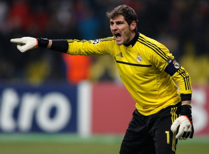 7. Iker Casillas: Thánh Iker giữ sạch lưới 24 trận trong năm 2012 và chỉ thủng lưới 38 bàn, đưa Real Madrid tới chức vô địch La Liga và giúp Tây Ban Nha bảo vệ thành công danh hiệu vô địch châu Âu (đội tuyển đầu tiên làm được điều này). Đây là năm thành công nhất cho Casillas cả ở cấp độ CLB lẫn ĐTQG kể từ khi bắt đầu cuộc đời bóng đá chuyên nghiệp.