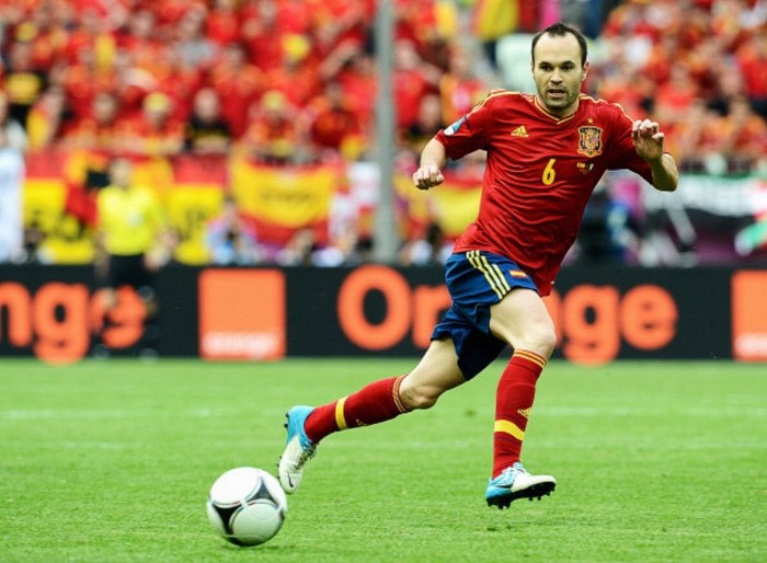 2. Andres Iniesta: Và đây là lý do vì sao Ronaldo đứng thứ 3. Andres Iniesta – MVP của EURO 2012. Iniesta ghi 11 kiến tạo cho Barcelona ở La Liga 2011/12 và đưa CLB tới danh hiệu Copa del Rey. Tuy nhiên, cao trào của Iniesta đến ở EURO 2012 khi anh được bầu chọn là Cầu thủ xuất sắc nhất giải khi là người nổi bật nhất trong đội hình đội tuyển TBN và mang lại chức vô địch châu Âu thứ 2 liên tiếp cho La Roja.