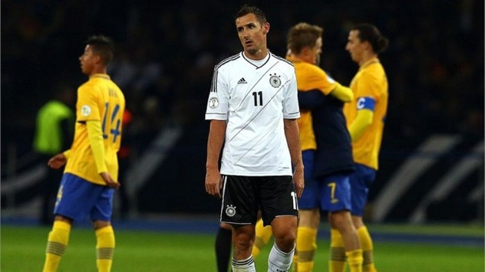 9. Đức 4-4 Thụy Điển (bảng C vòng loại World Cup 2014, 16/10/2012): Miroslav Klose tiến gần hơn tới danh hiệu chân sút số 1 trong lịch sử ĐTQG Đức với cú đúp ở các phút 8 và 15, trước khi Per Mertesacker nâng tỷ số lên 3-0 trước giờ nghỉ và một bàn thắng của Mesut Ozil ở phút 55. Tuy nhiên, Trong chưa đầy 1 giờ đồng hồ tiếp theo, màn lội ngược dòng không tưởng xảy ra. Zlatan Ibrahimovic và Mikael Lustig rút ngắn 2-4 ở các phút 62 và 64, trước khi Johan Elmander thu hẹp khoảng cách xuống còn 1 bàn với 14 phút còn lại. Và ở phút 90+3, Rasmus Elm tung cú vô-lê đánh bại Manuel Neuer để ấn định trận hòa 4-4 và làm câm lặng các khán đài sân Olympiastadion.