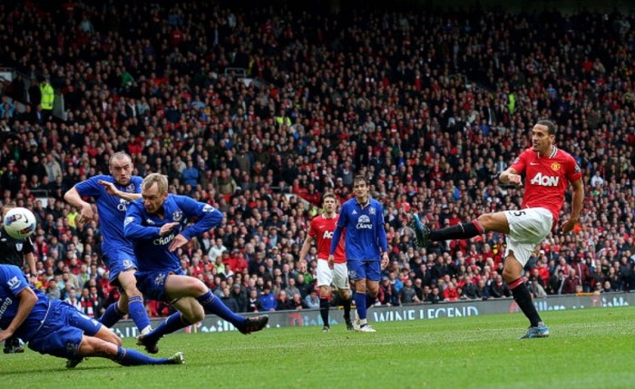 4. Manchester United 4-4 Everton (Premier League, 22/4/2012): Man Utd lúc này đang đứng đầu BXH Premier League với 82 điểm, còn Man City đứng sau với 77 điểm và còn một trận derby Manchester tại Etihad. Cơ hội nối tiếp cơ hội ngay từ phút đầu tiên của trận đấu, và Nikica Jelavic đưa Everton dẫn 1-0 ở phút. Tuy nhiên, Wayne Rooney đưa trận đấu trở lại vạch xuất phát ở phút 41, trước khi Danny Welbeck và Nani giúp M.U dẫn 3-1 sau 1 tiếng thi đấu. Marouane Fellaini rút ngắn 2-3 ở phút 67, nhưng 2 phút sau Rooney tái lập khoảng cách 2 bàn.