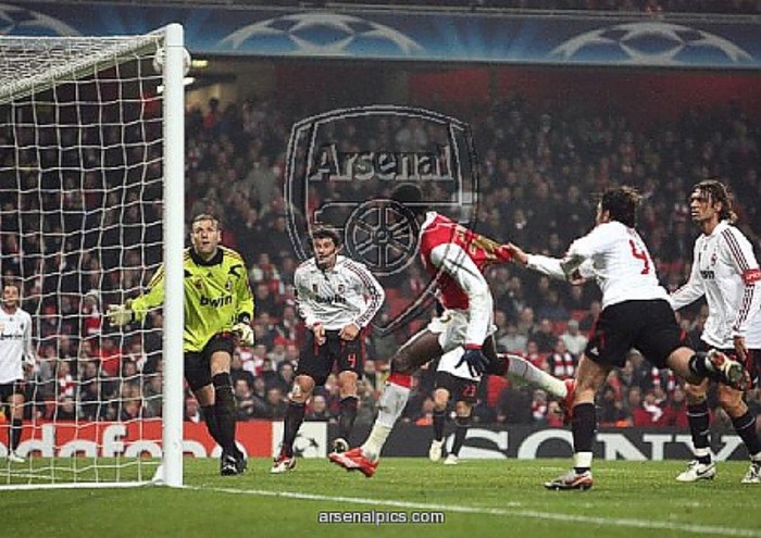 Adebayor đã từng bỏ lỡ một tình huống như vậy khi còn ở Arsenal.