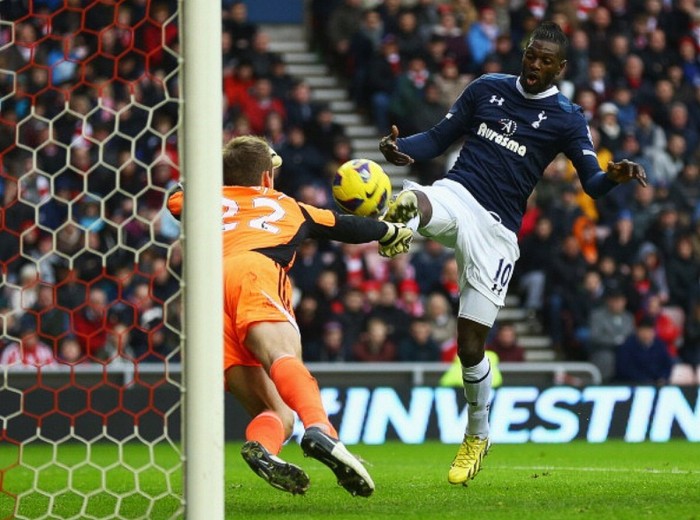 Góc chụp cận cảnh pha bỏ lỡ của Adebayor, với chỉ thủ môn Mignolet trước mặt.
