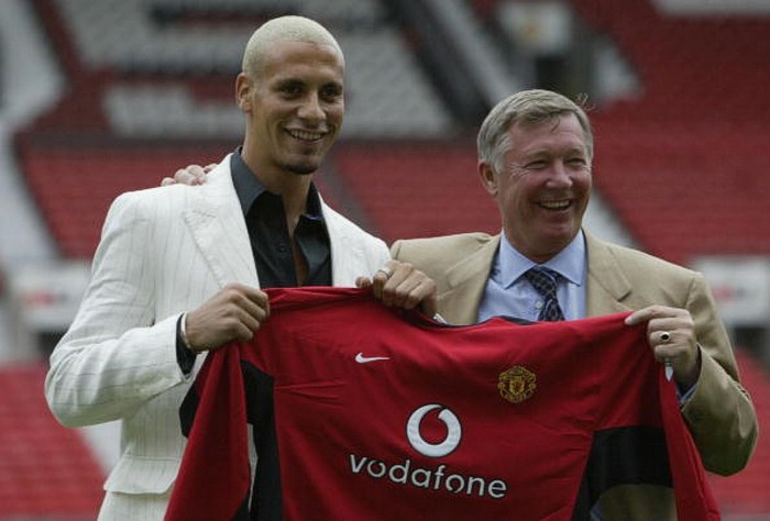 Rio Ferdinand cùng Alex Ferguson trong lễ ra mắt của trung vệ này với Manchester United, ngày 22/7/2002.