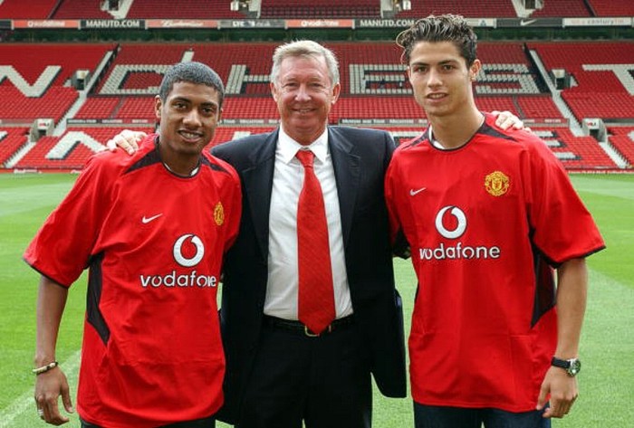 Sir Alex Ferguson cùng với Kleberson và Cristiano Ronaldo chụp ảnh, ngày 13/8/2003.