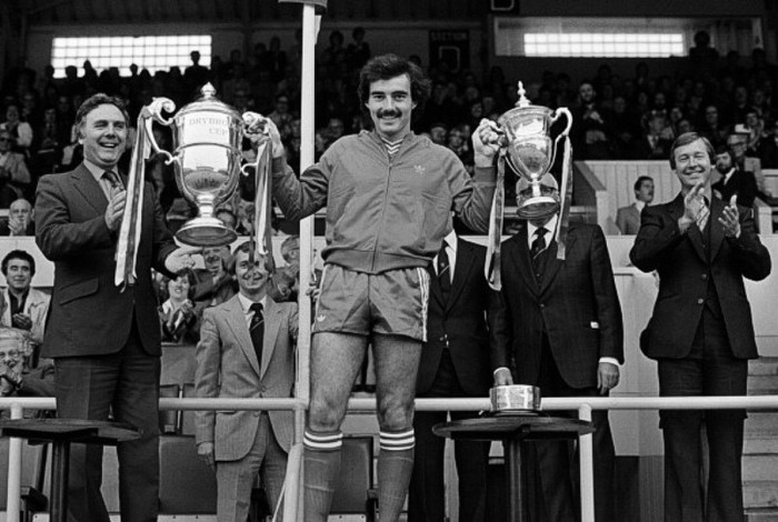 Willie Miller với chiếc cúp Drybrough và chức vô địch Scotland năm 1980 cùng Aberdeen dưới sự dẫn dắt của Alex Ferguson (phải).