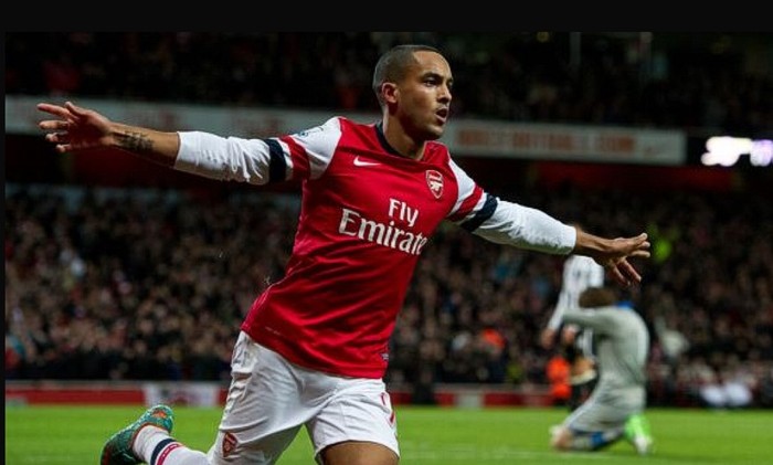 Tại Emirates, Theo Walcott ăn mừng sau khi đưa Arsenal vượt lên dẫn trước.