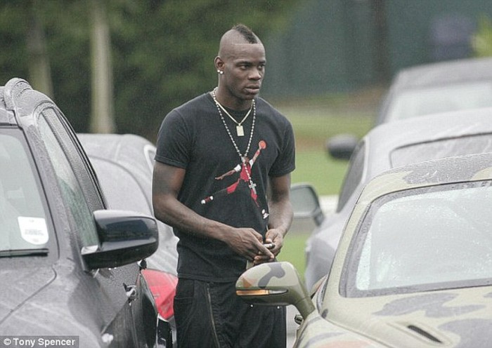 Balotelli cũng rời sân tập ngay sau sự vụ.