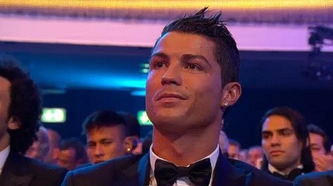 Khuôn mặt Ronaldo khi Messi nhận Quả bóng Vàng