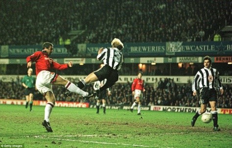 1995-96: United mở màn mùa giải với thất bại và tập thể trẻ của Alex Ferguson bị Newcastle United của Kevin Keegan bỏ xa 12 điểm vào cuối tháng 1. Nhưng một loạt những đòn tâm lý chiến của Ferguson, sự trở lại của Eric Cantona và sai lầm cá nhân của chính Keegan ("không quan trọng thủng lưới bao nhiêu, miễn là ghi nhiều bàn hơn đối phương") đã khiến United bật dậy và đoạt lấy ngôi đầu bảng trong tháng 5. Kevin Keegan tự đầu hàng trong một cuộc phỏng vấn truyền hình nổi tiếng, và United có danh hiệu VĐQG thứ 10.