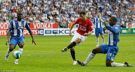 2007-2008: Mùa giải này chứng kiến Cristiano Ronaldo bùng nổ để trở thành một siêu sao của bóng đá thế giới, tuy nhiên Quỷ Đỏ cũng phải tới ngày cuối cùng mới đoạt chức vô địch. Arsenal dẫn đầu bảng xếp hạng cho tới đầu năm 2008 trước khi bị United phế truất, và Chelsea bám sát theo họ cho tới ngày cuối cùng khi United thắng Wigan 2-0 và Chelsea bị cầm hòa trước Bolton.