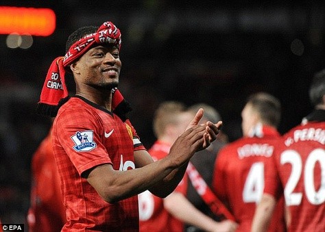 Evra vỗ tay cảm ơn các khán giả Old Trafford