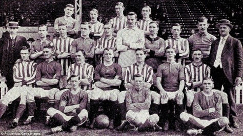 1910-11: United vô địch lần thứ 2 trong vòng 4 năm. Họ bị Aston Villa dồn ép trong cuộc đua này và phải tới tận ngày cuối cùng mới ấn định được chiến thắng khi đánh bại Sunderland.