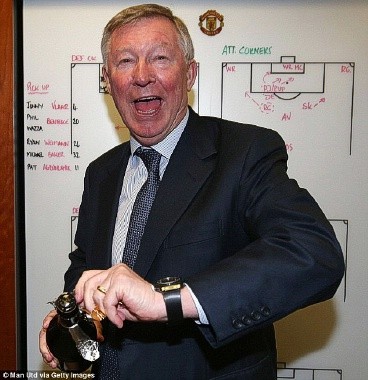 Sir Alex cũng tự thưởng cho mình một chai