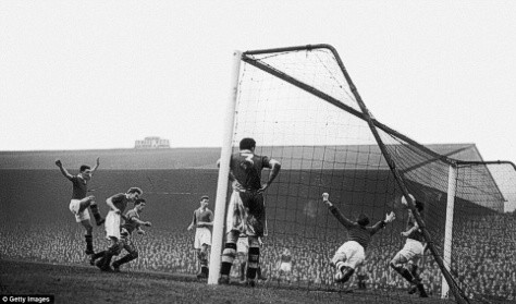 1955-56: Matt Busby dẫn dắt một tập thể trẻ tuổi (Busby Babes) tới chức vô địch với lối chơi tấn công đẹp mắt. Những trụ cột bao gồm Duncan Edwards, Eddie Colman và Tommy Taylor.