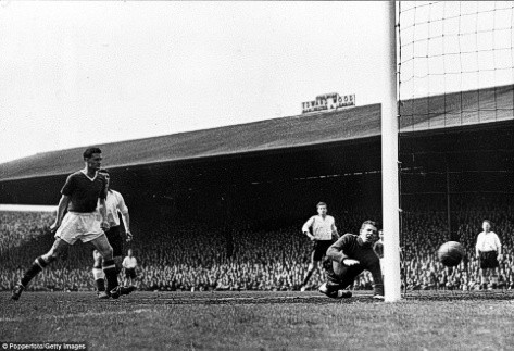 1956-57: Đây là mùa đầu tiên Man Utd vô địch Anh trong 2 năm liên tiếp. Tiếp tục là sự tỏa sáng của các cầu thủ trẻ, trong đó nổi bật nhất là Duncan Edwards và trung phong Tommy Taylor bên cạnh Billy Whelan.