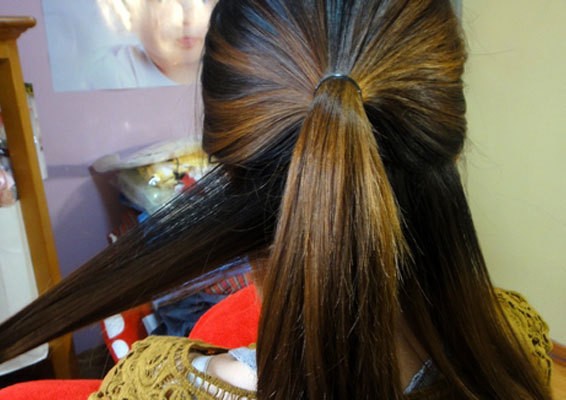 Kiểu 4: buộc nửa tóc phía trên lại. Xem thêm: Những kiểu tóc ấn tượng cho bạn gái hè 2012.