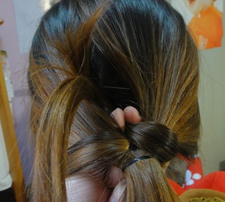 Chú ý cần gộp cả hai phần tóc vào với nhau rồi luồn vào để tóc không bị bung ra. Xem thêm: Những kiểu tóc ấn tượng cho bạn gái hè 2012.