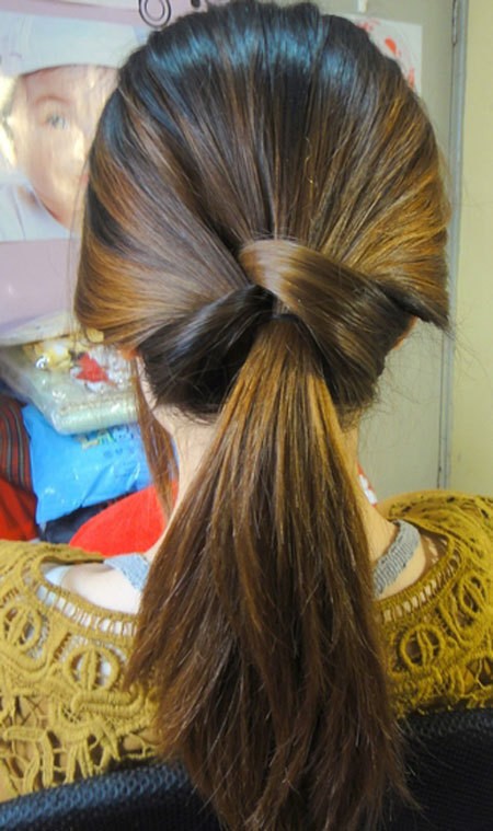 Sau khi luồn xong thì dùng kẹp cố định lại ở phía dưới tóc. Xem thêm: Những kiểu tóc ấn tượng cho bạn gái hè 2012.