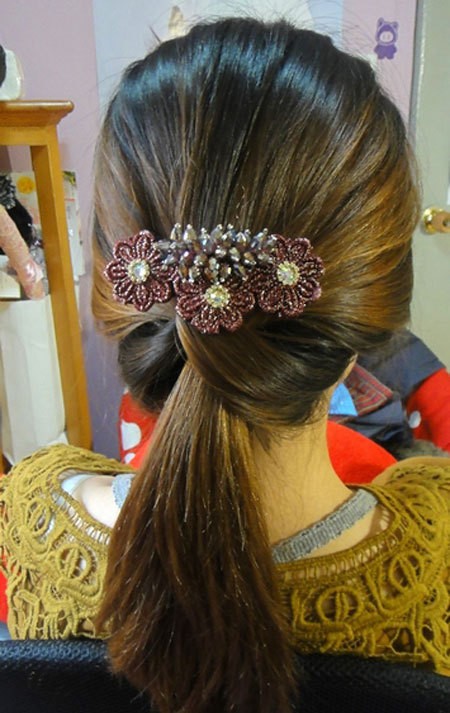 Sau đó có thể chọn một chiếc kẹp đá hoặc một chiếc kẹp nơ để trang điểm thêm cho mái tóc. Xem thêm: Những kiểu tóc ấn tượng cho bạn gái hè 2012.