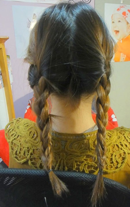 Kiểu 5: chia tóc thành hai nửa theo chiều dọc rồi tết lại thật gọn gàng. Xem thêm: Những kiểu tóc ấn tượng cho bạn gái hè 2012.